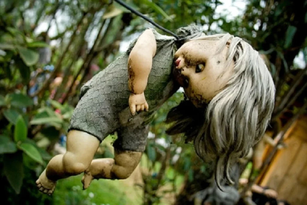 Penduradas sem cerimônia, as bonecas não eram para decoração, mas oferendas para um espírito atormentado. Cada uma, um sacrifício contra o silêncio.