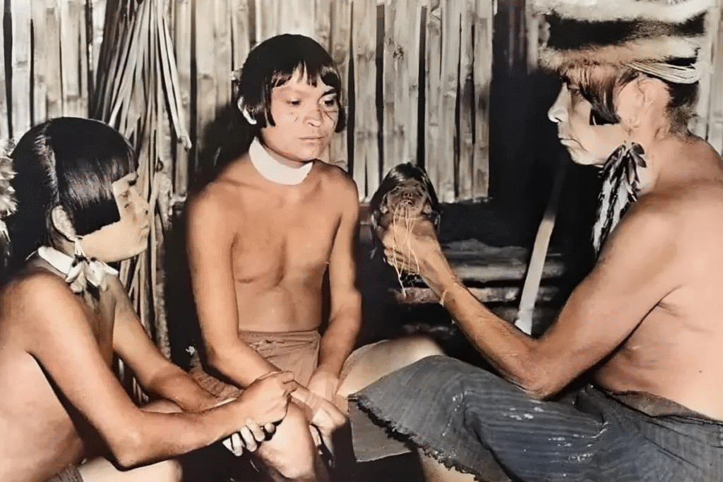 Mais do que um troféu, a Tsantsa era uma ferramenta de ensino. Um ancião Shuar passa o conhecimento sobre o poder espiritual e os perigos da alma.