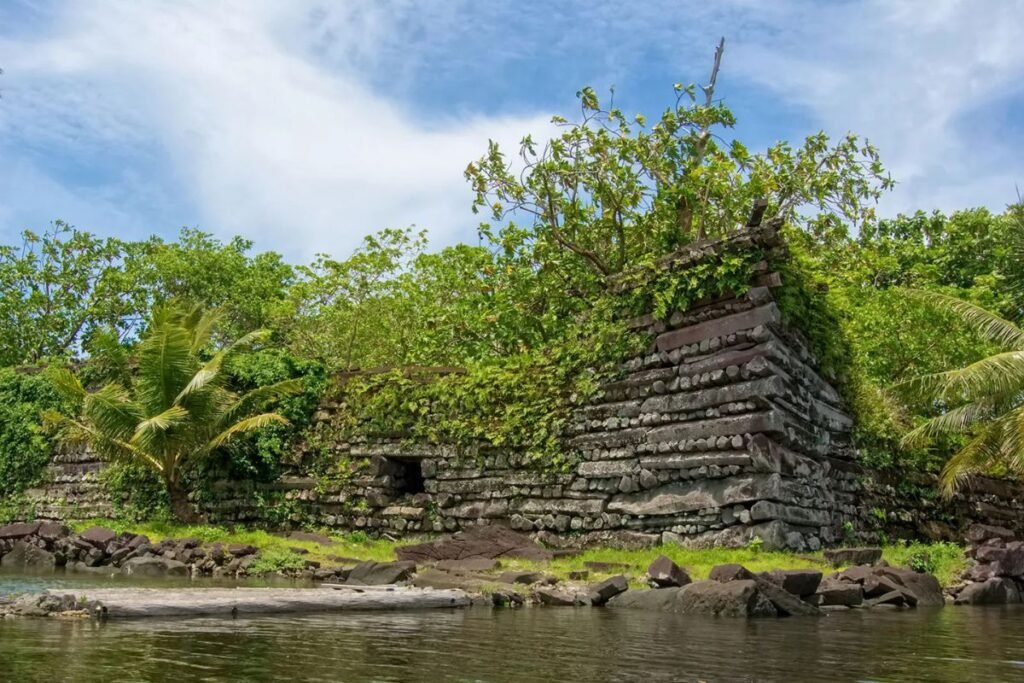 Nenhuma argamassa, apenas o peso e o encaixe perfeito de colunas de basalto. As muralhas de Nan Madol são um testemunho da engenhosidade e força de seus construtores