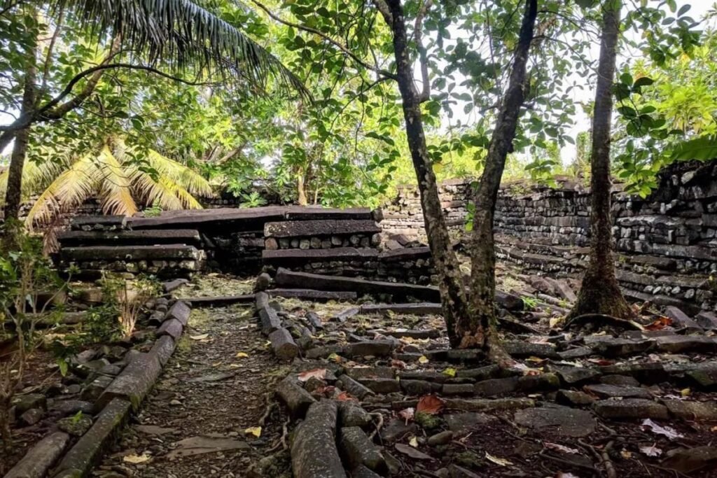 O que antes foi o centro de um império, hoje é um silêncio de pedra e raiz. Cada ruína em Nan Madol é uma pergunta sobre o passado, guardada de perto pela selva.