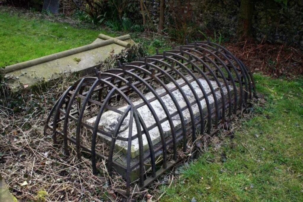 As 'Mortsafes', ou gaiolas de cemitério, eram usadas não para manter os mortos dentro, mas para manter os ladrões de túmulos fora, que roubavam corpos para as escolas de medicina.