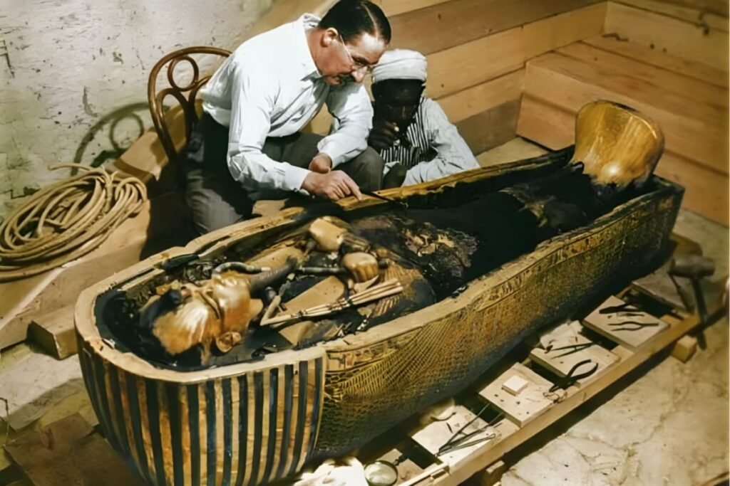 O momento que a história jamais esquecerá: Howard Carter examina pela primeira vez o sarcófago de ouro de Tutancâmon, um tesouro selado por mais de 3.000 anos
