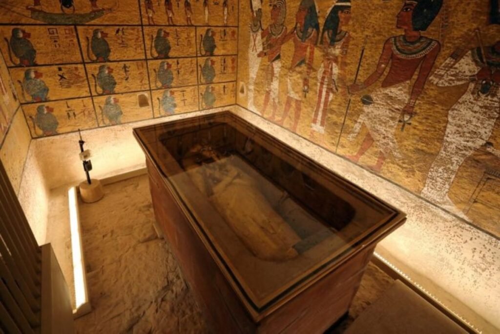 Enquanto o mundo lá fora falava em maldições, aqui, na quietude da câmara funerária, repousa o verdadeiro legado de Tutancâmon, cercado por arte e história.
