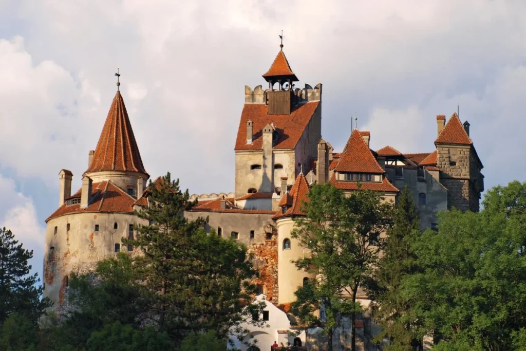 Conhecido mundialmente como o 'Castelo do Drácula', o Castelo de Bran é hoje o símbolo da lenda, embora sua conexão com o verdadeiro Vlad o Empalador seja tênue.